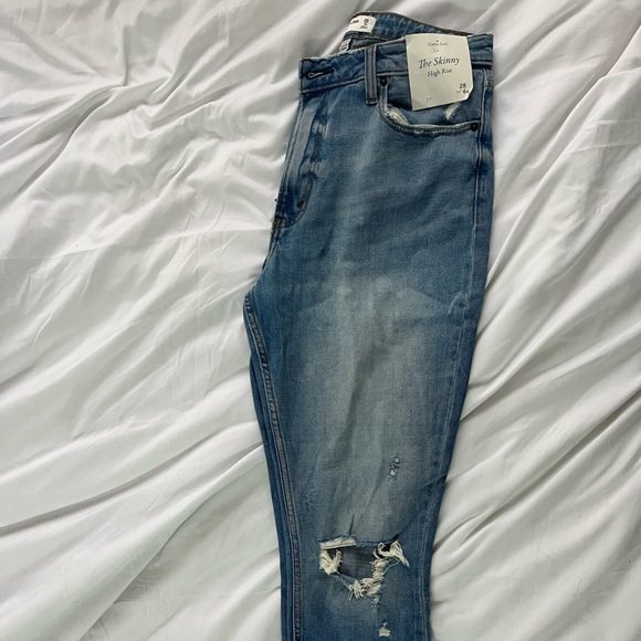 Abercrombie Curve Love ripped Jeans - Picture 3 of 3